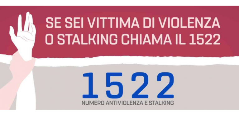Cartello del numero verde di pubblica utilità 1522 per il sostegno alle vittime di violenza di genere e stalking